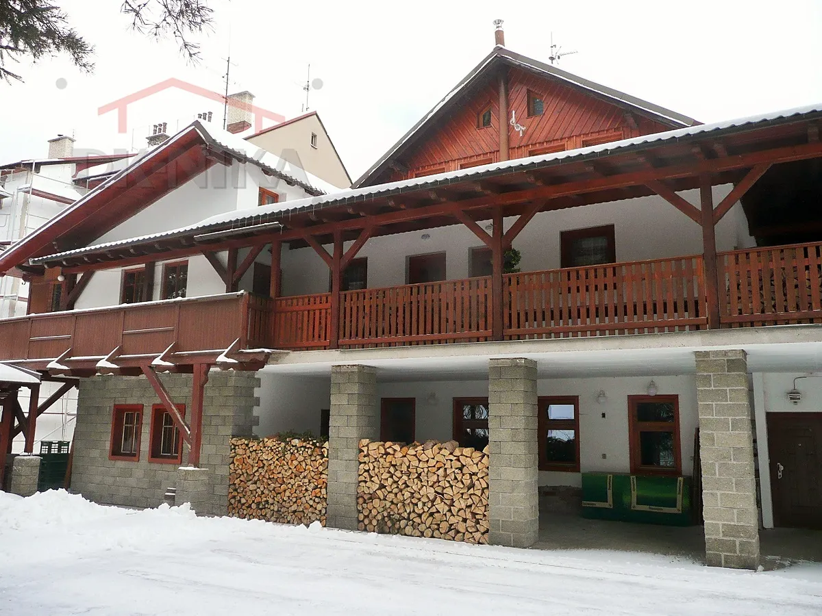 Prodej rodinného domu 634 m², pozemek 2452 m²